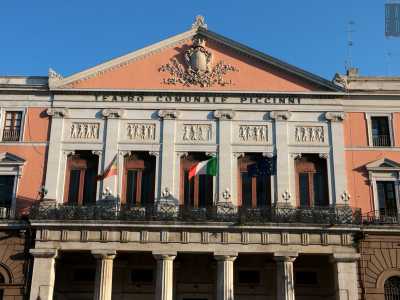 Bari in questi giorni celebrer� il compleanno del compositore con eventi artistici e musicali, per poi per� dimenticarsi del suo illustre cittadino per il resto dell�anno. Perch� se � vero che a lui sono dedicati un antico teatro...